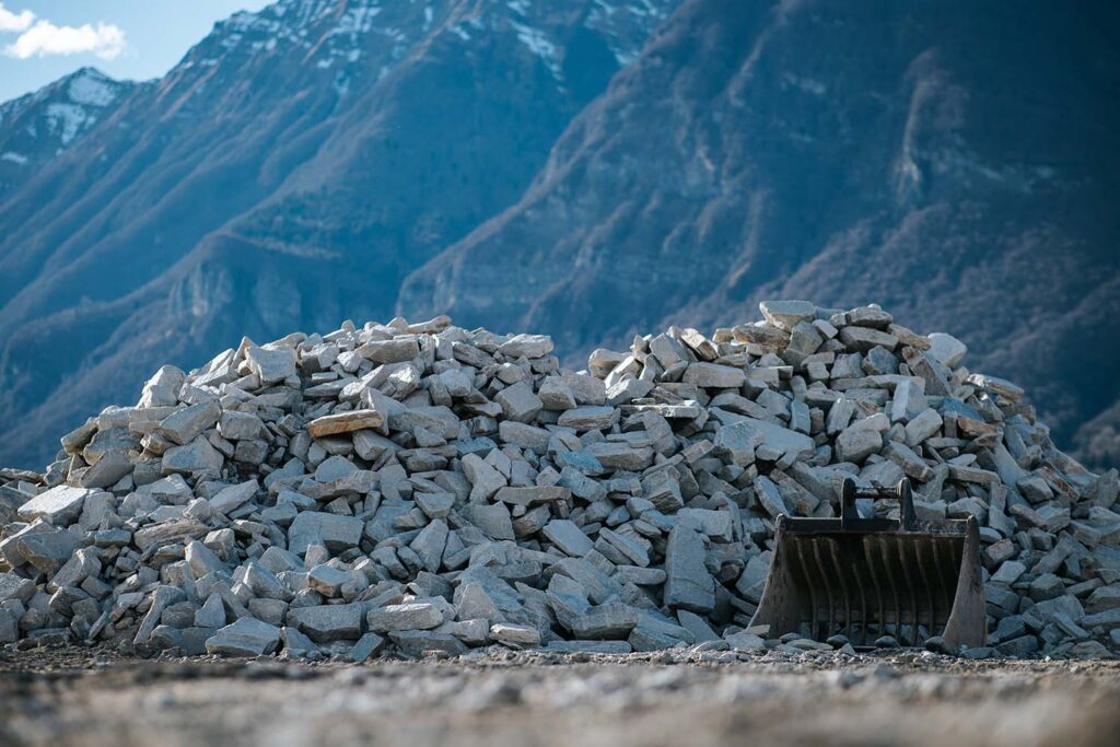 Photo du stock de pierre de l'entreprise de gros oeuvres  MGS SELLER à Albertville