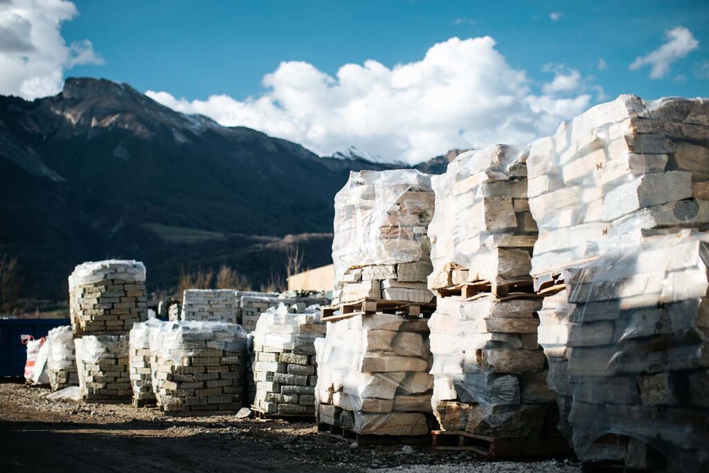 Photo du stock de pierre de l'entreprise de gros oeuvres  MGS SELLER à Albertville